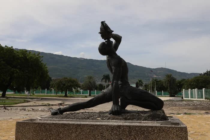 Estati Nèg Mawon an nan Pòtoprens, k ap kònen yon lanbi, devan mòn yo